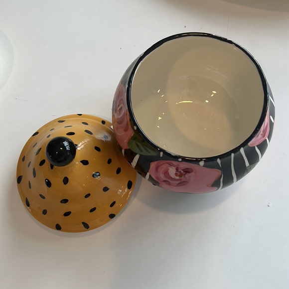 droll design tea pot and creamer sugar on plate - Picture 2 of 10